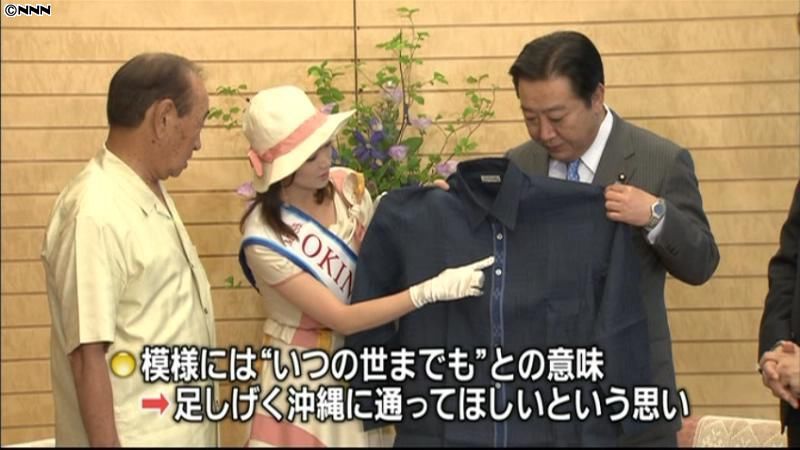 仲井真知事、首相に「かりゆしウエア」贈る