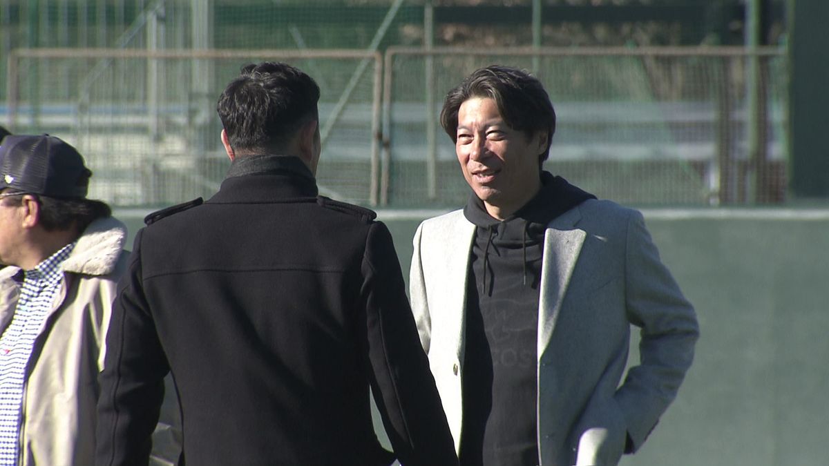 【ヤクルト】新人合同自主トレ初日　視察の高津監督は「今年は勝負と競争を意識して勝負に勝ってほしい」