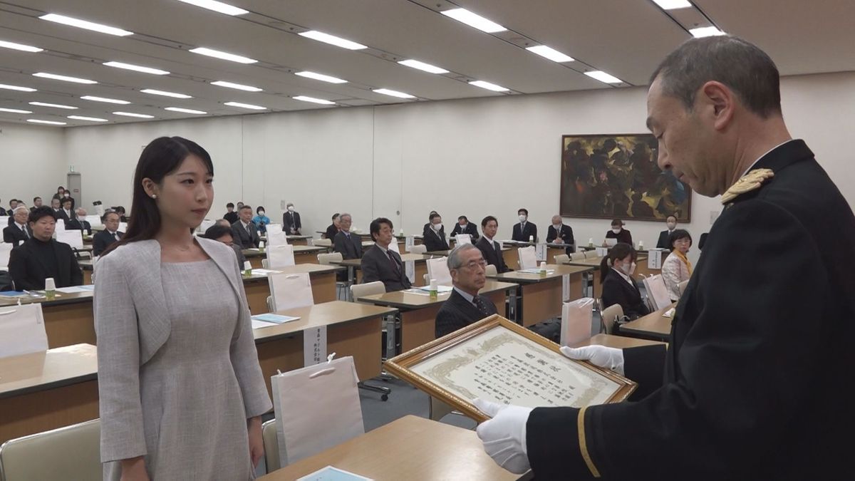 “一日警察署長”小山内碧アナウンサーにも感謝状！　警察活動に協力「安心・安全な暮らしを守りましょう」