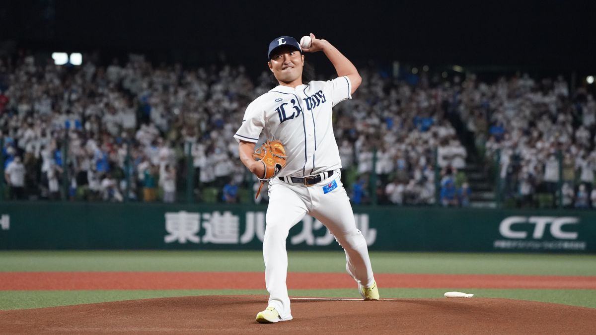 “引退”セレモニアルピッチを行う西武の武隈祥太投手(写真:球団提供)