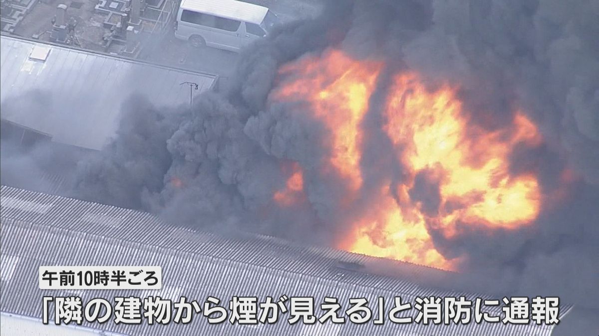 住宅街にある樹脂会社の倉庫で火事　約400平方ｍ焼損、消防車など54台で消火活動中　大阪市鶴見区