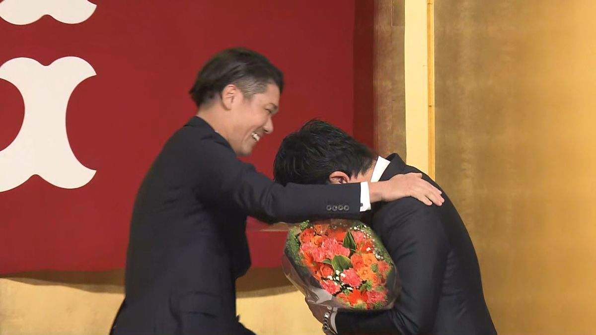 坂本勇人選手からの花束贈呈に感極まる松田宣浩選手