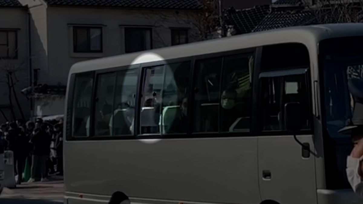 天皇陛下がバスの窓を開けられる：撮影・井上茂男