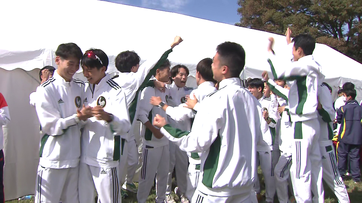 歓喜に沸く東京農大学の選手たち