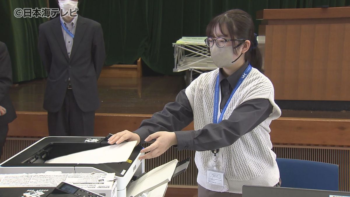 本番に備え投開票速報のリハーサル　4月28日投開票の衆議院島根1区補欠選挙　島根県