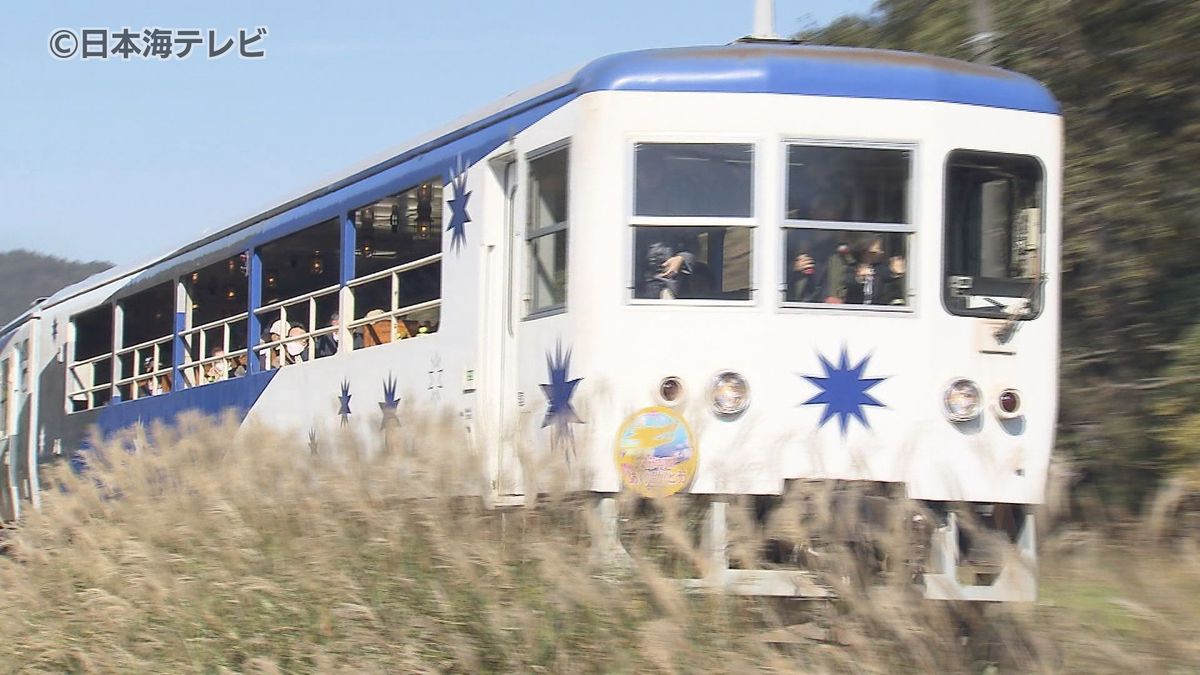 秋景色の中を駆け抜ける「奥出雲おろち号」　ラストランに向け連日満席状態　島根県奥出雲町