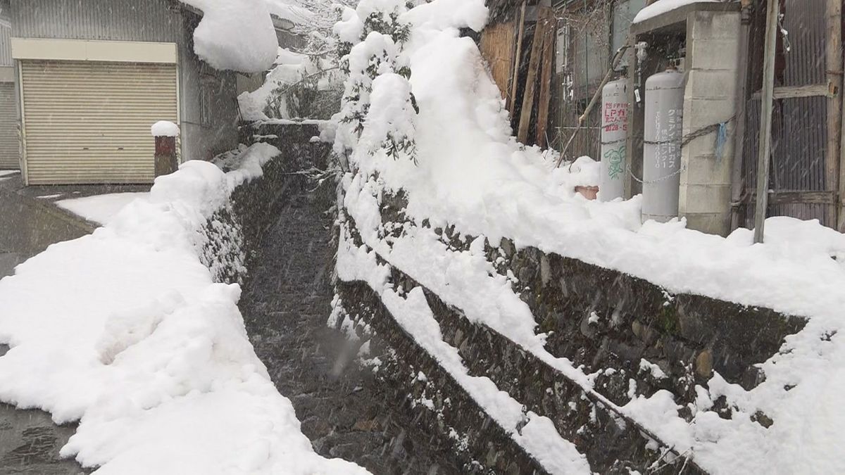 除雪中に誤って転落か　用水路で高齢男性死亡　深さは人の背丈以上　大野市佐開