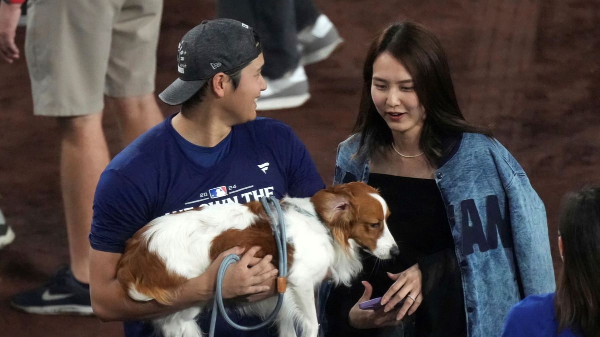 「大谷家かわいい！」大谷翔平が幸せあふれる3ショット公開　愛犬・デコピン抱えて妻・真美子さんと笑顔　ドジャースが地区優勝