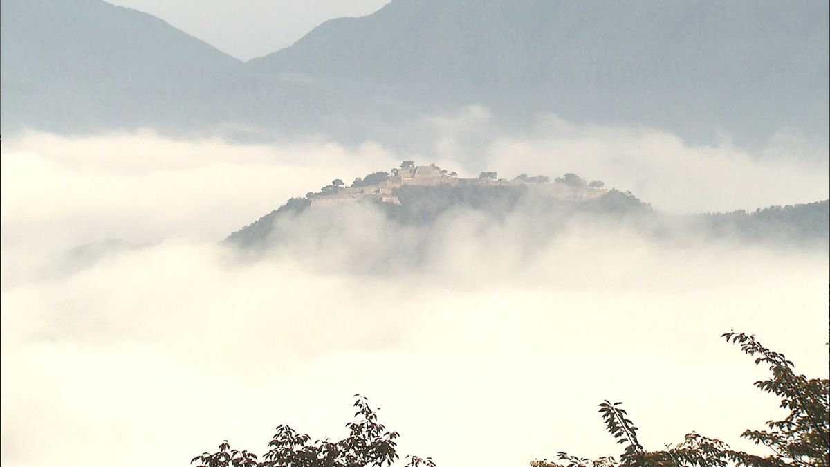 幻想的な光景…「天空の城」竹田城跡で雲海