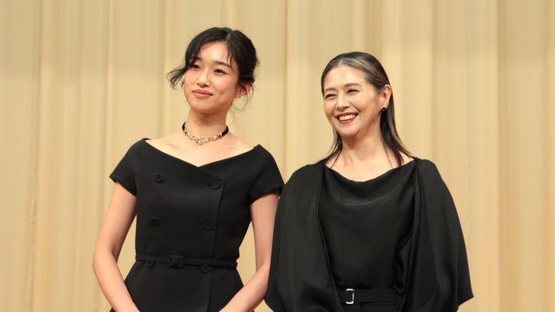 （左から）河合優実さん、小泉今日子さん