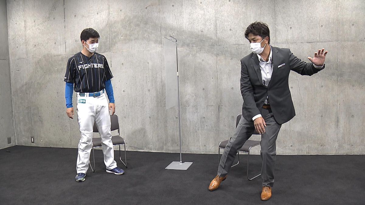 インタビュー後、打撃について質問する清宮幸太郎選手