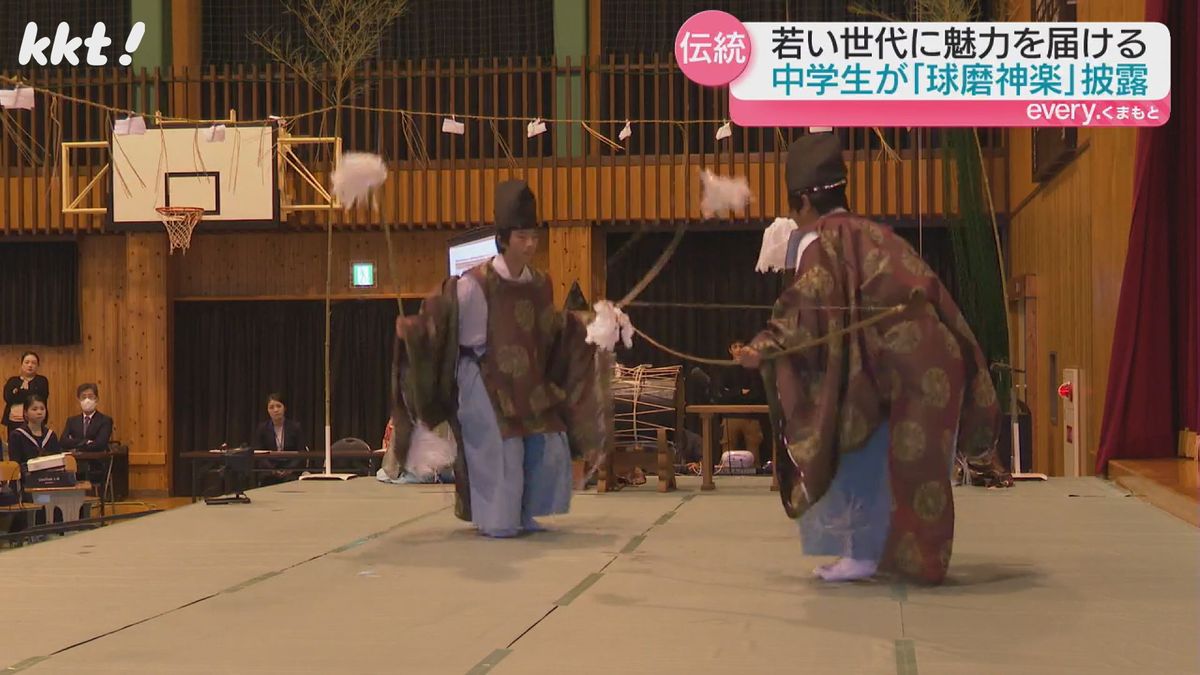 球磨神楽を披露する生徒たち