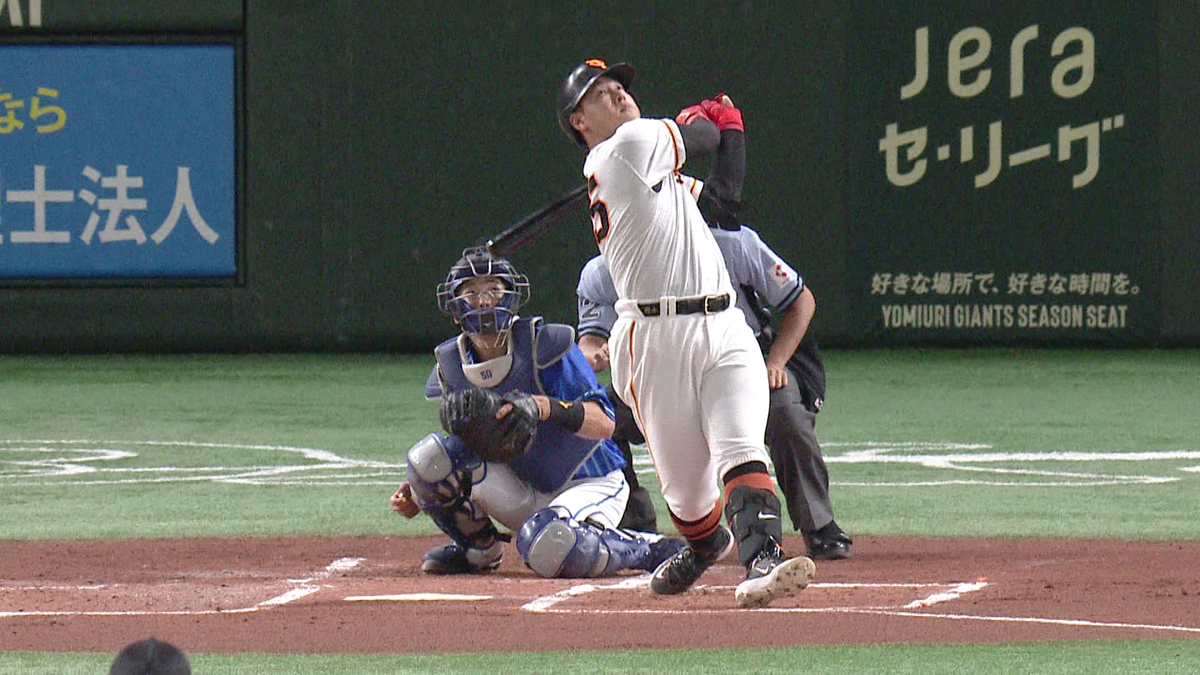 「今の打球えぐ」岡本和真が天井直撃のファウル　三振に倒れるもパワーで球場わかせる