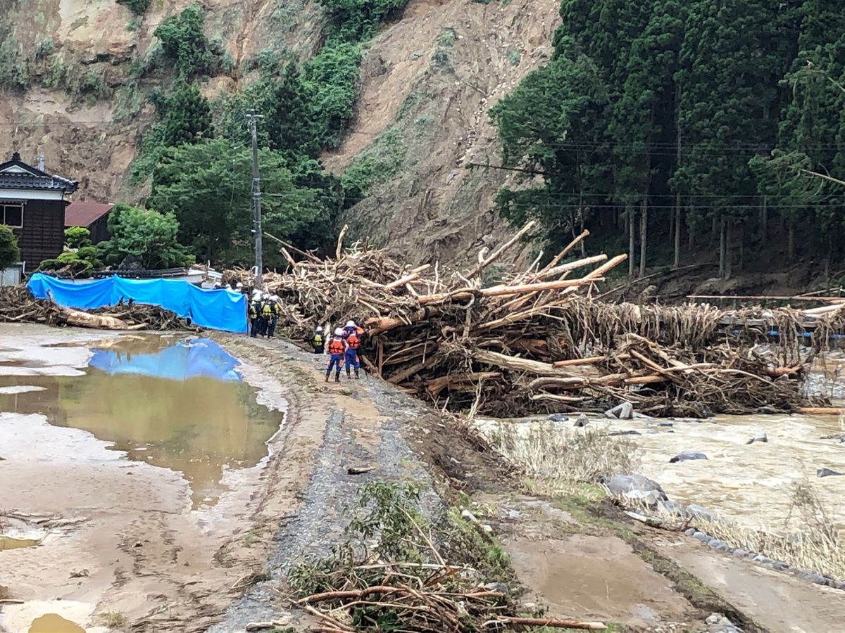 大雨で避難中に不明の86歳女性か心肺停止の状態で発見　住宅に打ち上がった流木の中に　山形・酒田市