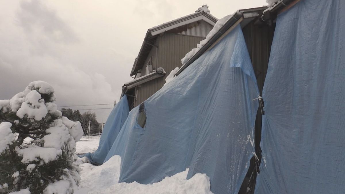 突然の大雪に被災した住民から不安の声　危険判定の家屋に傾いた農業ハウスも
