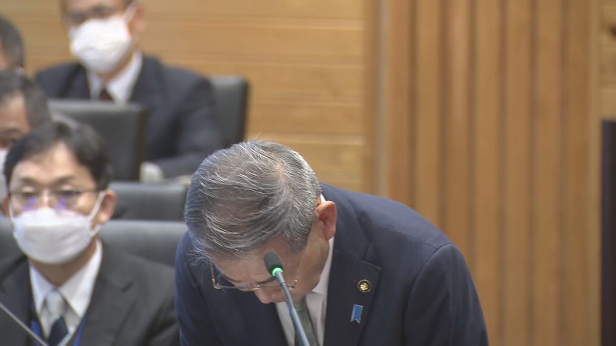 頭を下げる塩川市長