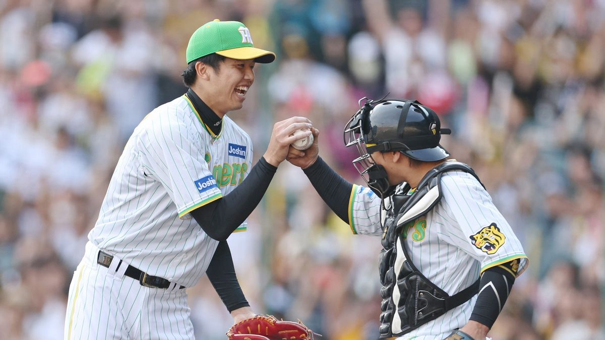 阪神・才木浩人投手(左)と梅野隆太郎選手(右)(写真:時事)