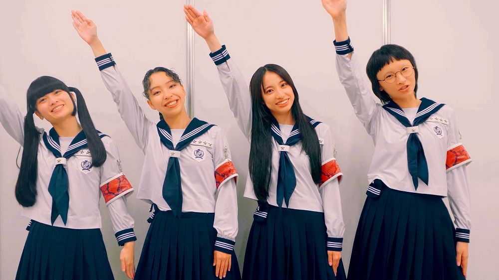 新しい学校のリーダーズ　（左から）MIZYUさん（24）、RINさん（22）、KANONさん（21）、SUZUKAさん（22）