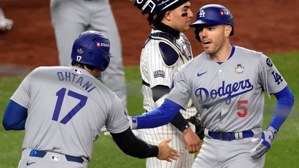 大谷翔平選手と先制HRを喜ぶフレディ・フリーマン選手(写真：AP/アフロ)