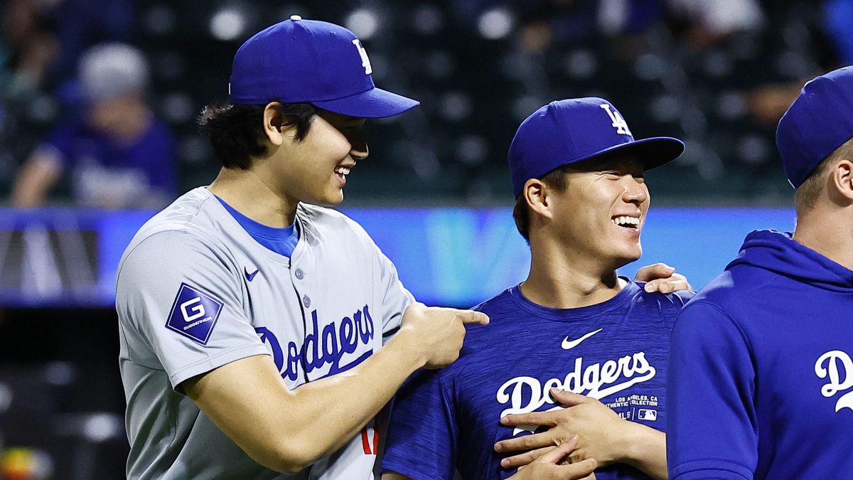 ダブルヘッダー2試合目終了後の大谷翔平選手と山本由伸投手(写真：日刊スポーツ/アフロ)