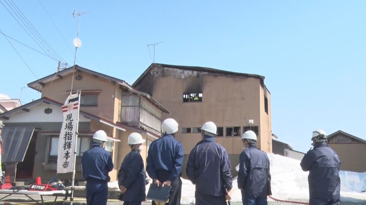 尾花沢市の中心部で住宅1棟全焼　住人の61歳の男性が煙を吸って病院に搬送