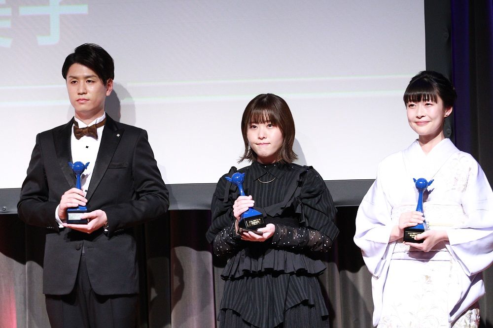 （左から）助演声優賞を受賞した阿座上洋平さん、石見舞菜香さん、能登麻美子さん