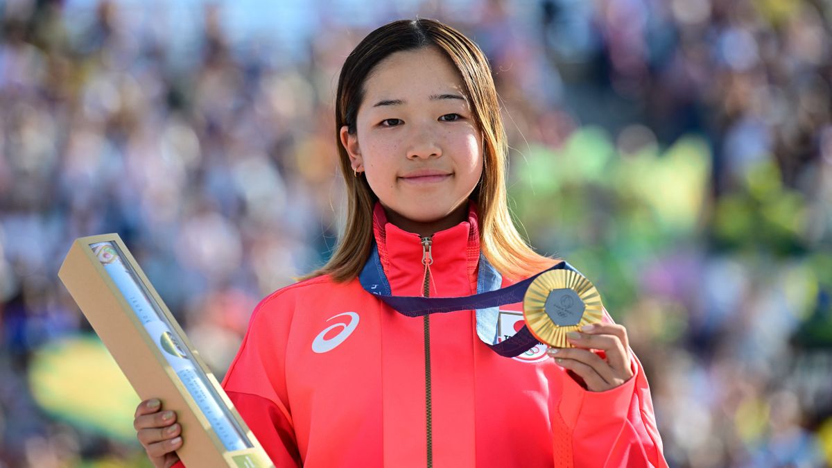 スケートボード女子ストリートで金メダルを手にした14歳の吉沢恋選手(写真：ロイター/アフロ)