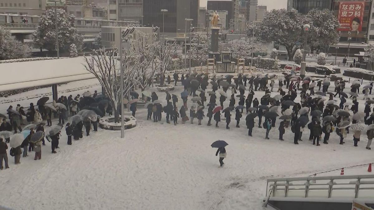 大雪で交通事故や混乱　岐阜駅前ではバスを待つ人で長蛇の列　岐阜県（10日午前11:40ごろ放送）