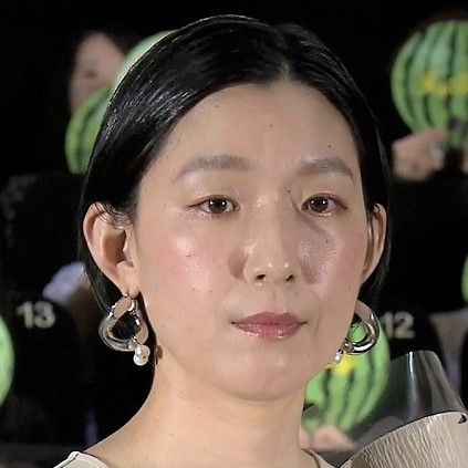 主演映画の初日舞台挨拶に登場江口のりこさん