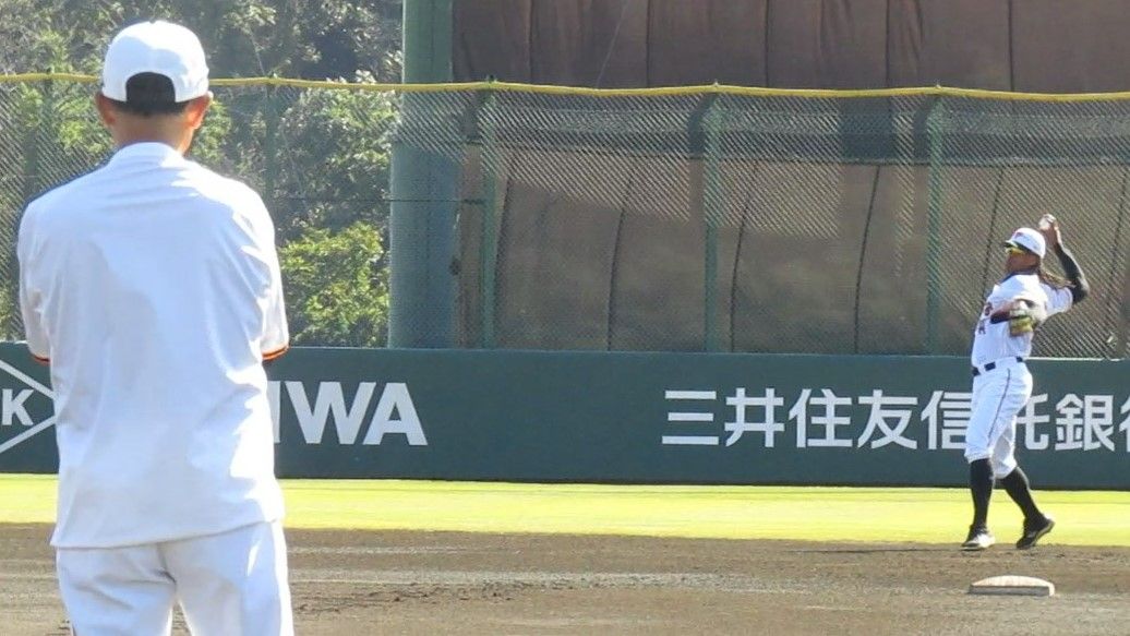 「ウォーカー、いいよ」投球フォームをチェックする川相昌弘総合コーチ