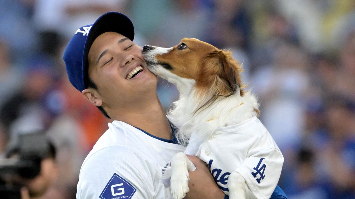 大谷翔平選手と愛犬のデコピン【写真：USA TODAY Sports/ロイター/アフロ】