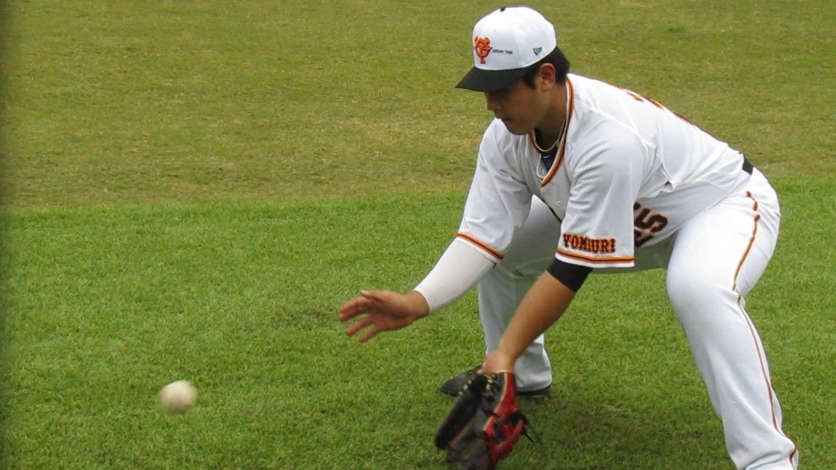 こっちも基礎から！岡本和真選手です。