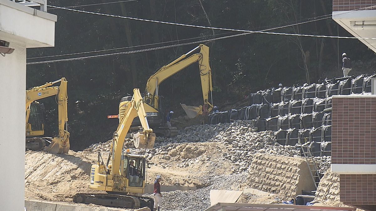 松山市の土砂崩れ 崩落現場上部の斜面を保護シートで被う作業 最短で今月26日に完了見込み