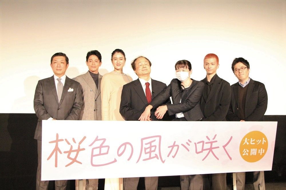 （左から）結城崇史プロデューサー、吉沢悠さん、小雪さん、福島智教授、通訳さん、田中偉登さん、松本准平監督
