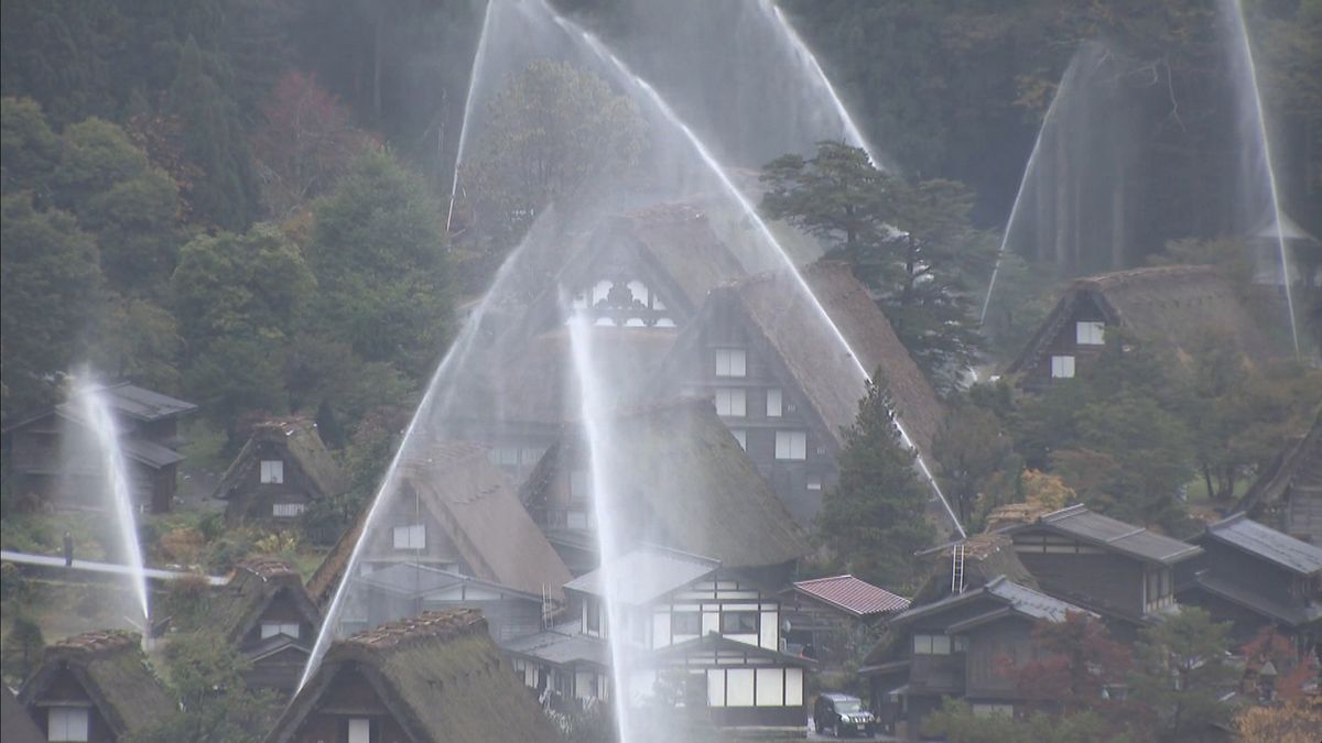 「白川郷」合掌集落を火災から守る放水訓練