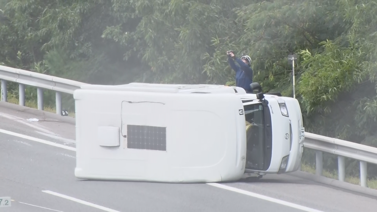 上信越道キャンピングカー横転死亡事故　運転していた49歳の父親　過失運転致死傷の疑いで書類送検「ハンドル操作誤ったか」８歳息子死亡70歳の母親けが