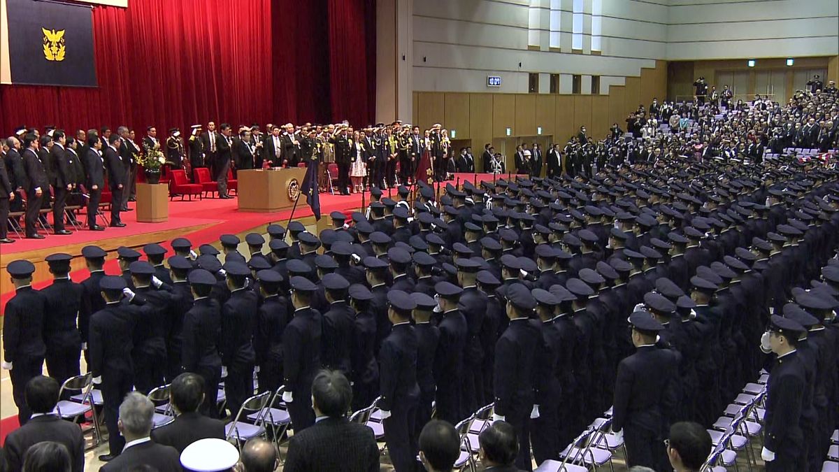 岸田首相「防衛力の抜本的強化を目指す」 防大卒業式