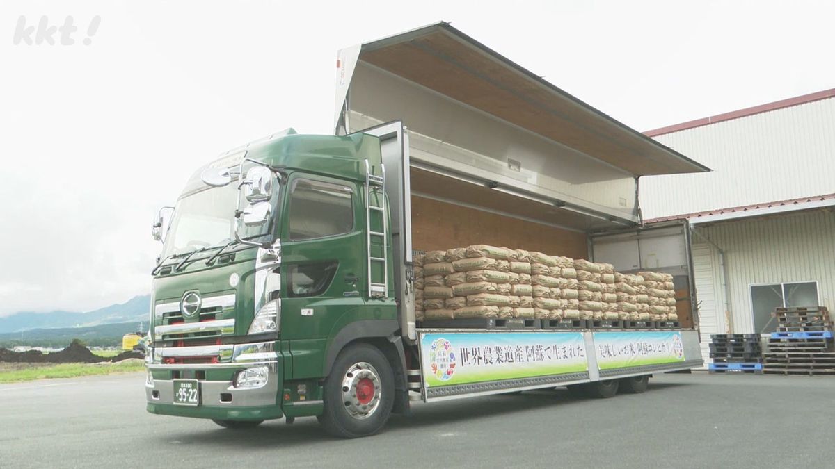 トラックに積まれた大量のコメ(10日･阿蘇市)