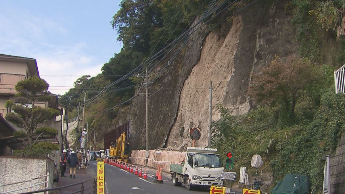 鹿児島市武の道路脇の斜面崩れる ケガ人なし中学校は別ルートで登校 ｢極力ここを避けてもらいたい｣