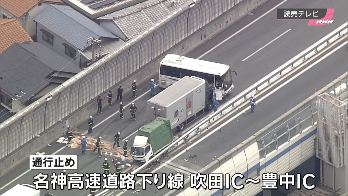 名神高速道路で観光バスとトラックが接触事故　4人ケガ　大阪