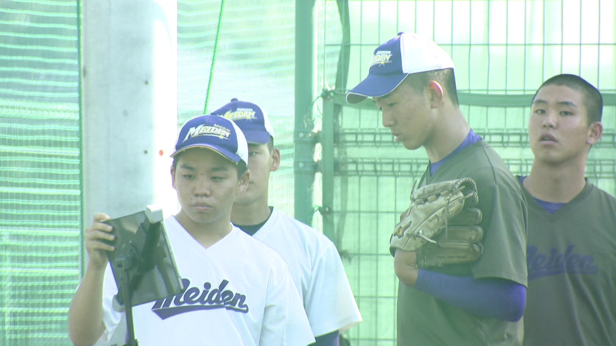 タブレットを見つめる早川さん（左）