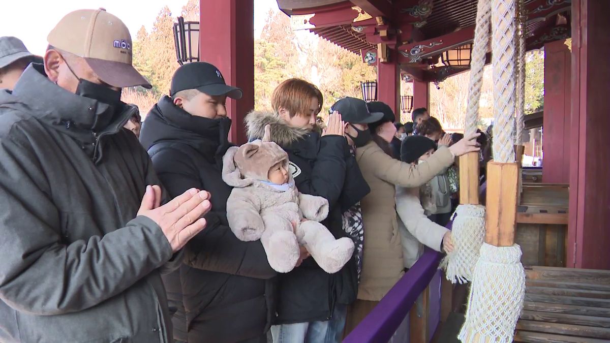 初詣客にぎわう　盛岡八幡宮　岩手県