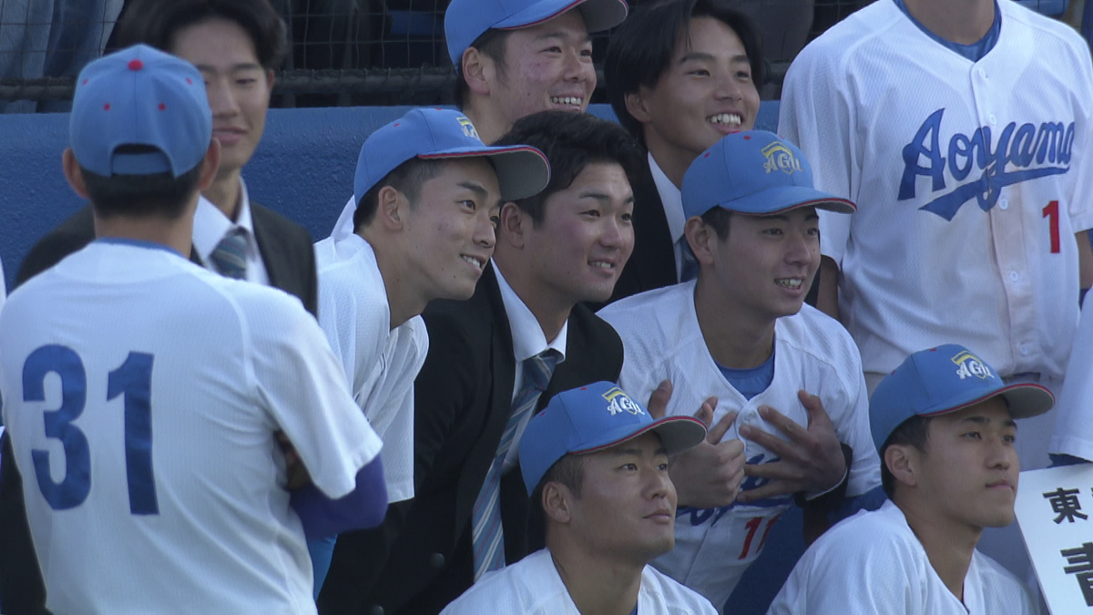 最後は笑顔でチームメートと写真を撮る青山学院大・下村海翔投手(中央右)