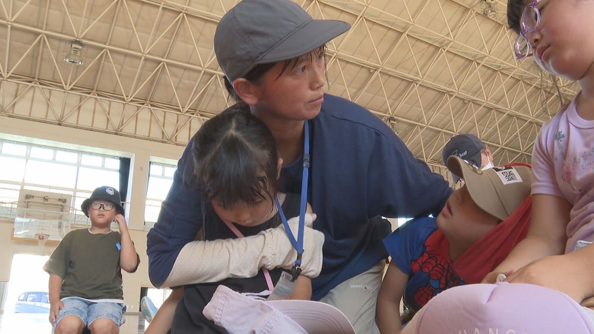 休み時間に震度6弱の地震発生を想定 城辺小で「リアル防災訓練」