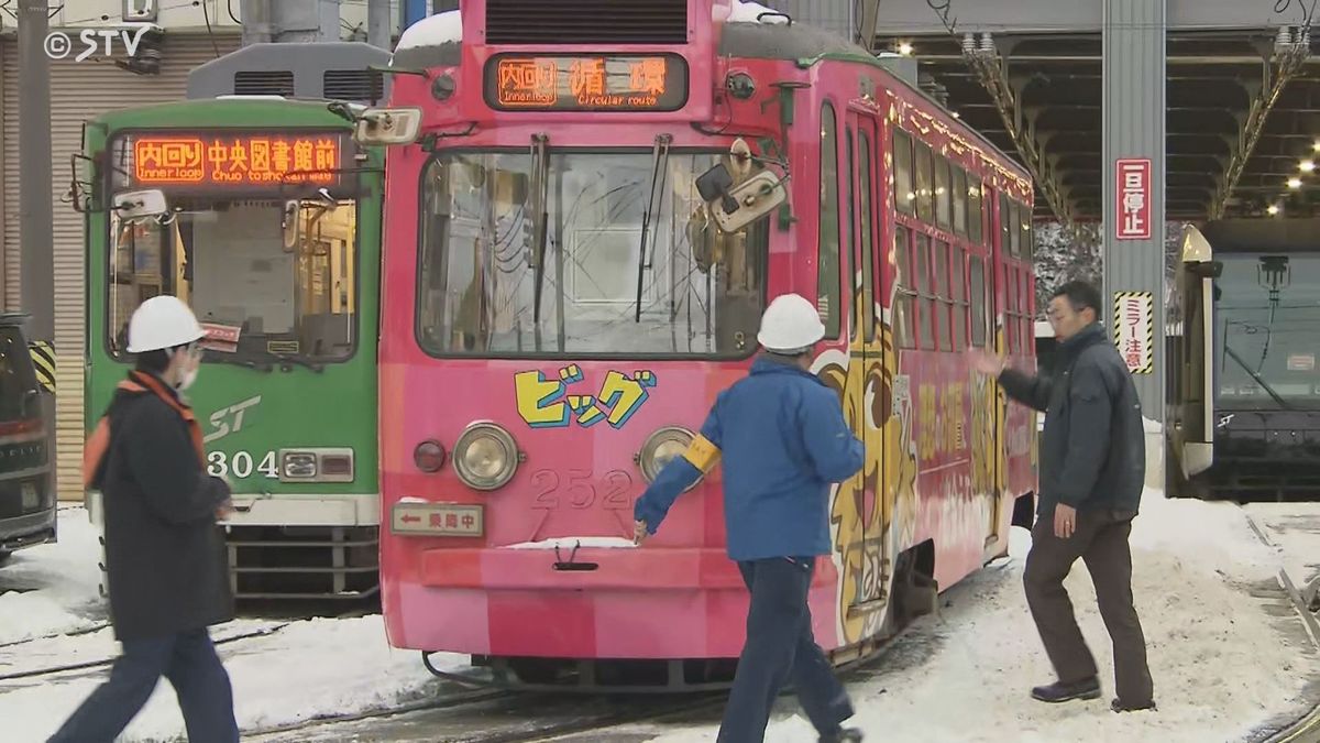 運転手はなぜ降りたのか？路面電車が交差点に進入　調査へ