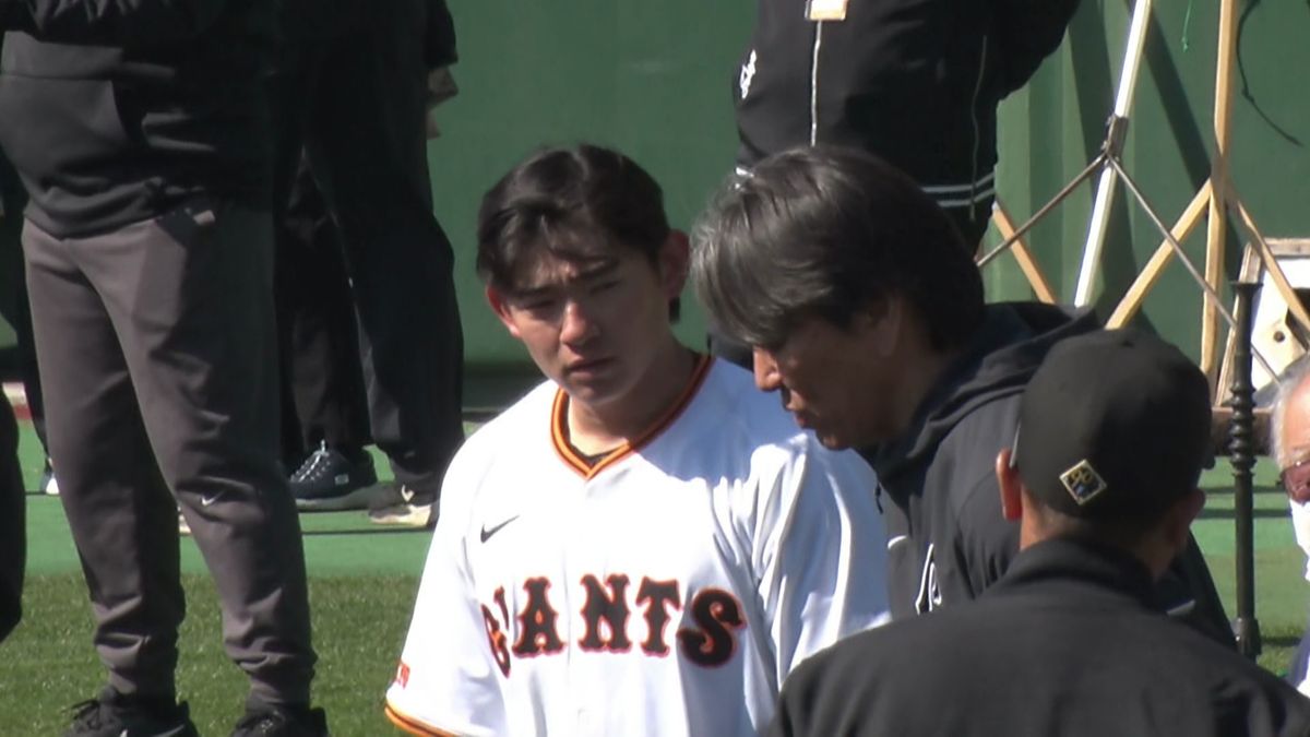 松井秀喜氏のアドバイスを聞く萩尾匡也選手(画像:日テレジータス)