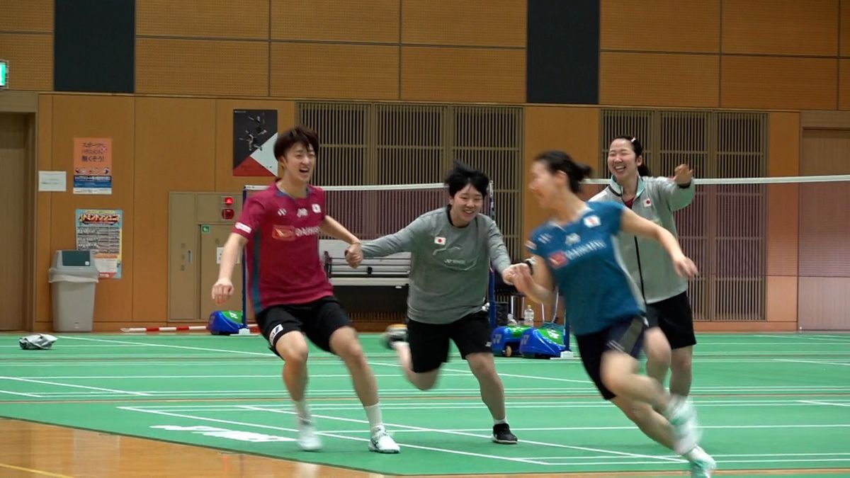 ウォーミングアップで鬼ごっこをする日本代表選手たち