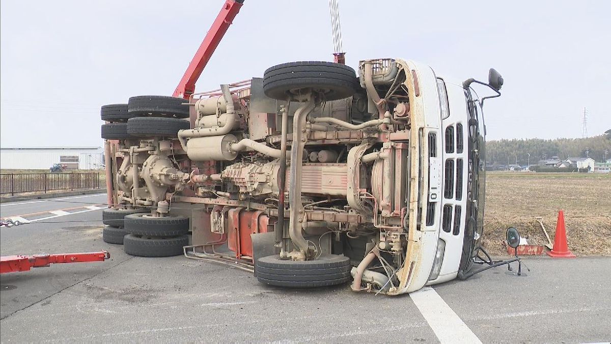 ダンプカー横転で道路標識が折れる事故　荷台を上げたまま走行し道路標識に衝突か　けが人なし　愛知・西尾市