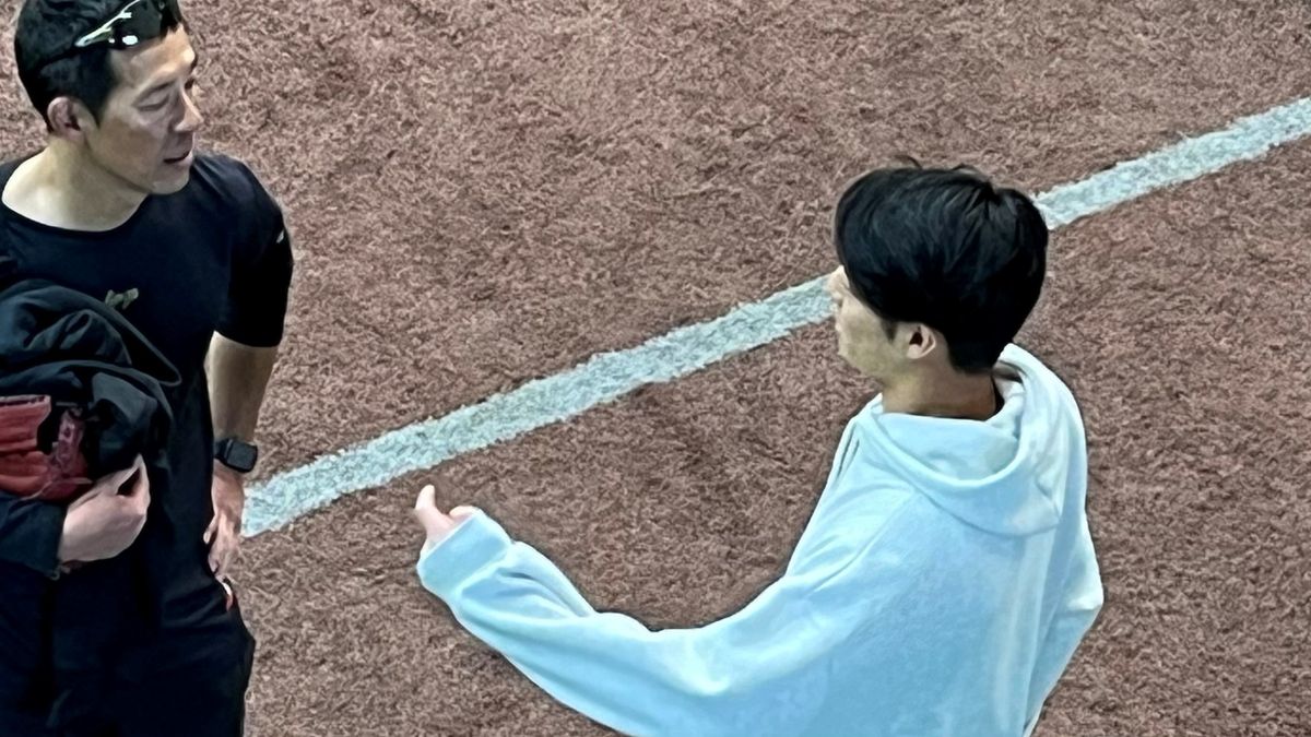 ジャイアンツ球場に姿を見せた日本ハムの若林晃弘選手(右)