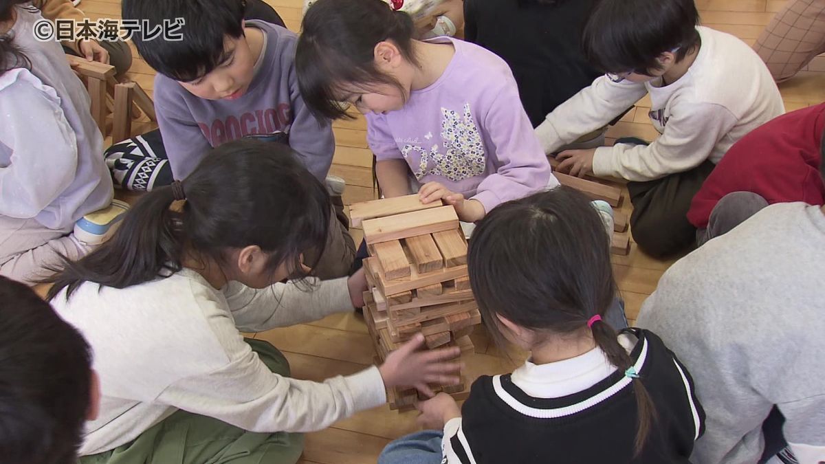 伐採樹木を有効活用　伐採した松江城の樹木が子どもたちの積み木セットに　園児「カブトムシのにおい」　島根県松江市